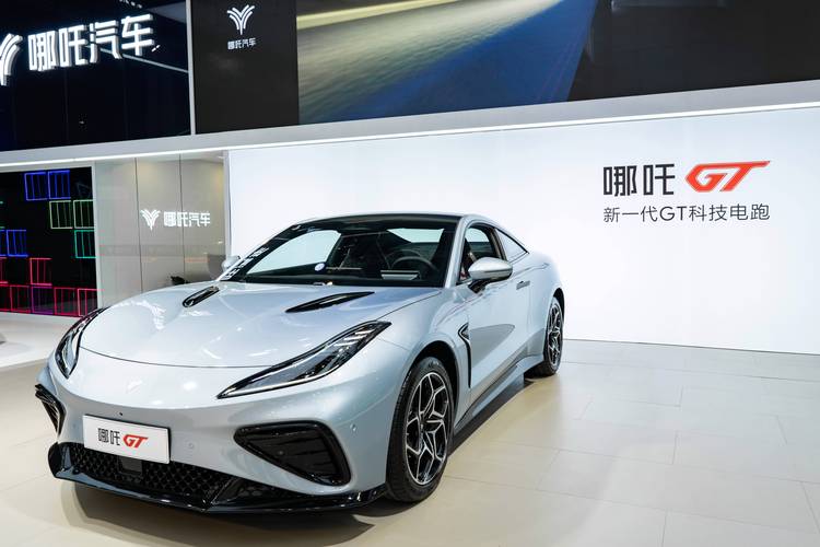 深圳38哪吒汽车在智能汽车领域的表现，领途汽车在新能源汽车市场中的影响力